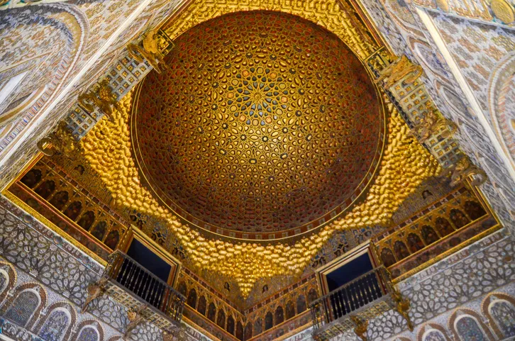 Cúpula de madera dorada del Salón de Embajadores del Real Alcázar de Sevilla, con lacería mudéjar, yeserías y balcones de hierro