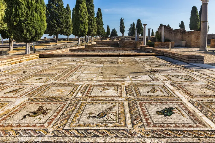 Mosaico de la Casa de los Pájaros en Itálica, con aves en recuadros de teselas de colores, el tipo de mosaico romano que decora el Palacio de Lebrija