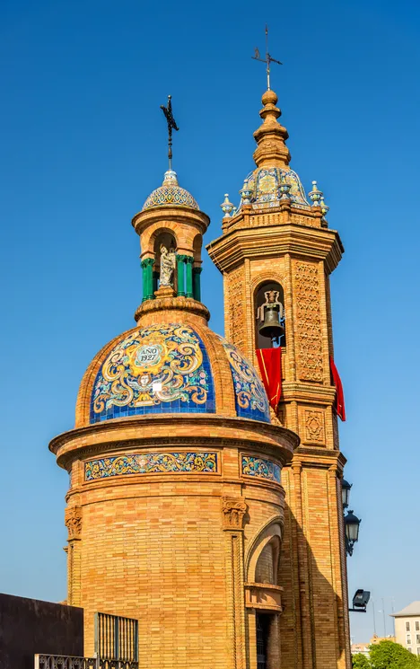 Cúpula de azulejos y torre de ladrillo de la Capilla del Carmen, junto al Puente de Triana, obra de Aníbal González