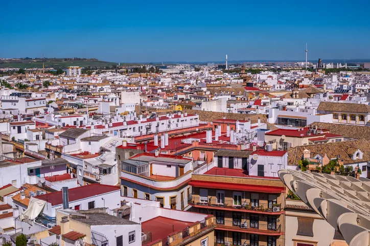 Vista de los tejados del centro de Sevilla desde el mirador de las Setas, con parte de la estructura de madera en primer plano