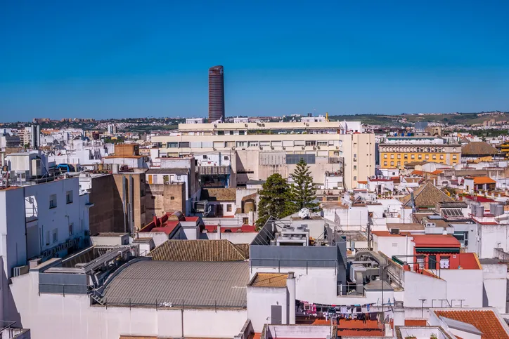 Panorámica de los tejados de Sevilla desde las Setas, con la Torre Sevilla al fondo