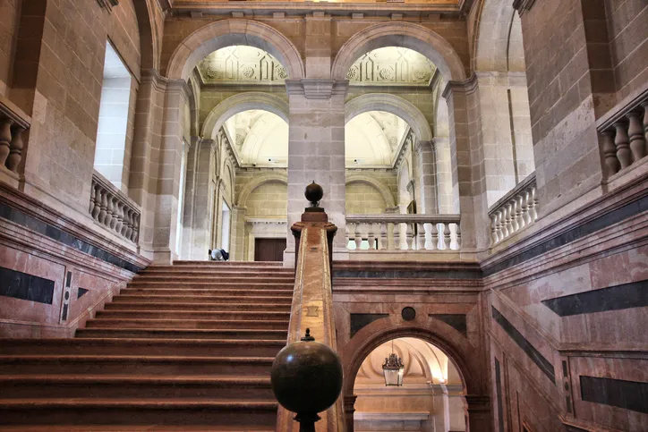 Escalera principal de mármol del Archivo de Indias de Sevilla, con balaustrada y bóvedas decoradas