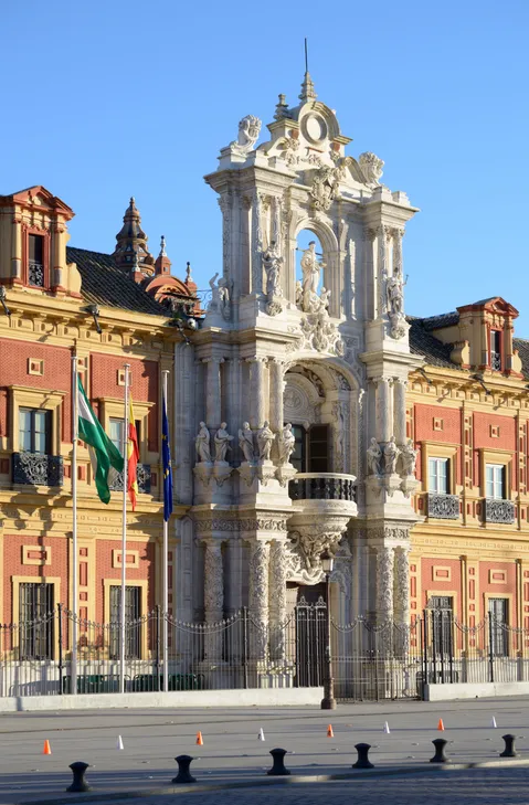 Portada barroca del Palacio de San Telmo, obra de Leonardo de Figueroa, con columnas, esculturas y balcón central