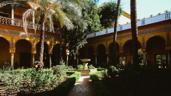 Palacio de las Dueñas: la casa de los Alba y el patio de Machado